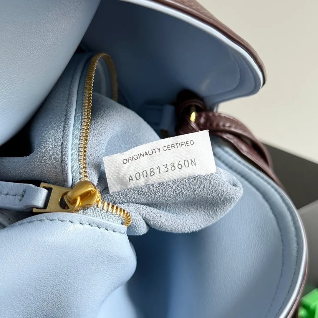 Batch 1520 Inspired by the 1970s, the Bottega Veneta women's logo shoulder bag has a smooth leather surface that brings a clean and handsome feel, just like the neatness and tenacity of a working woman. The front buckle has high-quality hardware pendant body, the overall retro elegance, and the excellent leather feels soft. This Bottega Veneta series can be described as beautiful, weakening the complexity of the outfit, not competing for it, and only using the best quality to interpret itself. Style number: 806030 (small size) Size: 27*16*6cm